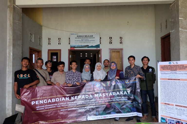 Dosen dan Mahasiswa Rekayasa Kehutanan Itera Serahkan Mesin Biopelet dan Pencacah Rumput kepada Kelompok Tani Hutan Pelangi Senja Ulu Belu